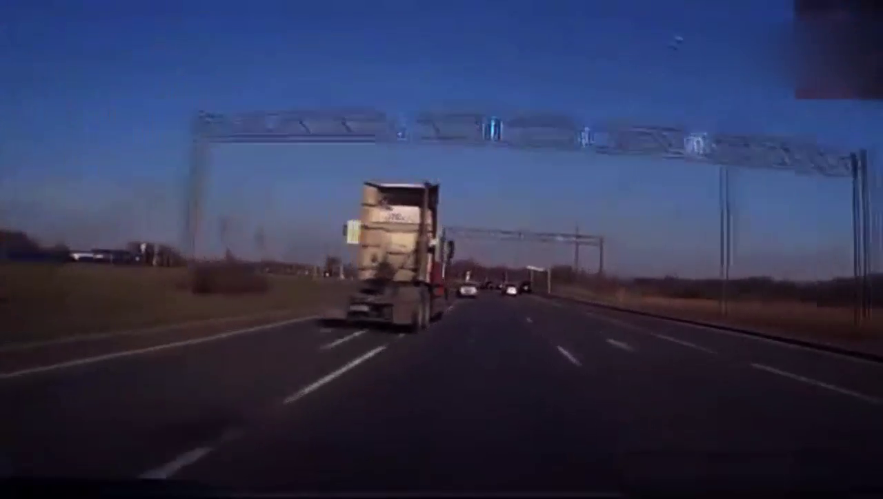 最牛的老司机集锦，大卡车这倒车技术没有几年真练不出来