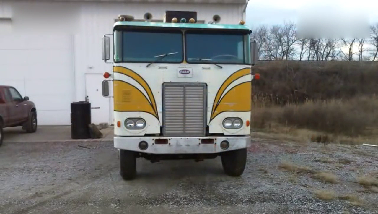 1969年生产的彼得比尔特卡车，坐进驾驶室开着走两步