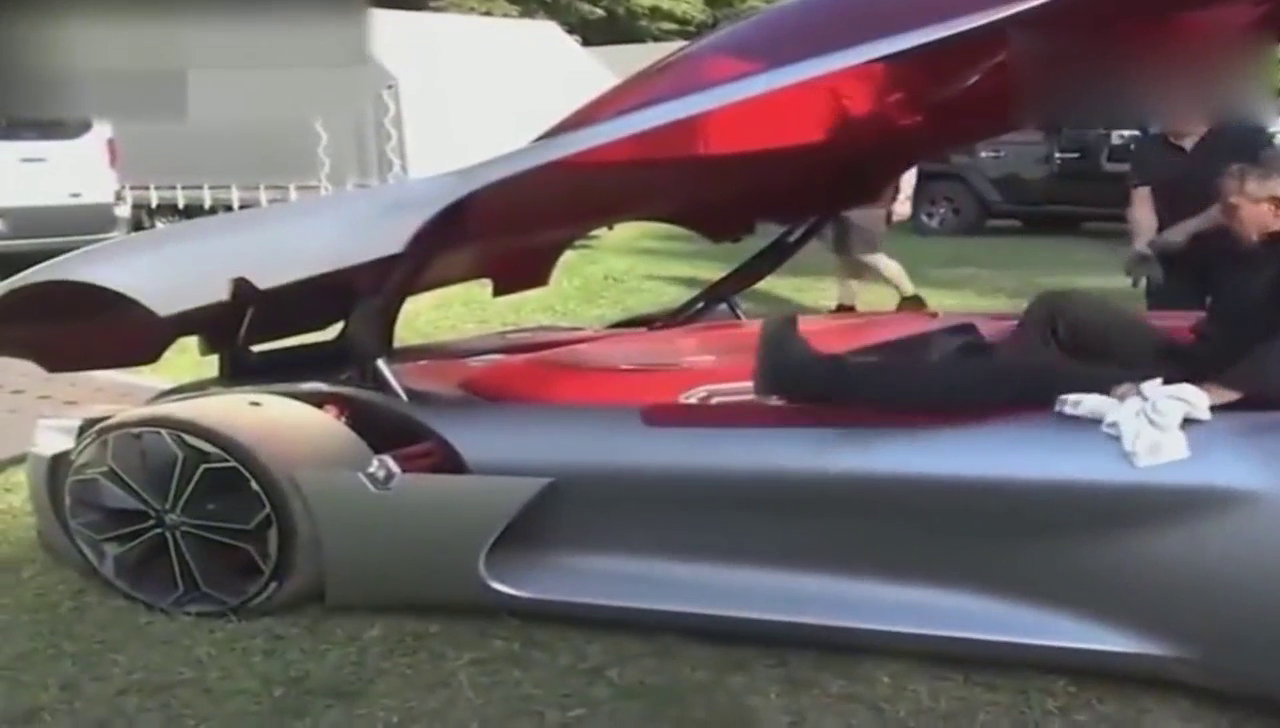 这样的跑车还是少开，光是坐进去就要出2斤汗！