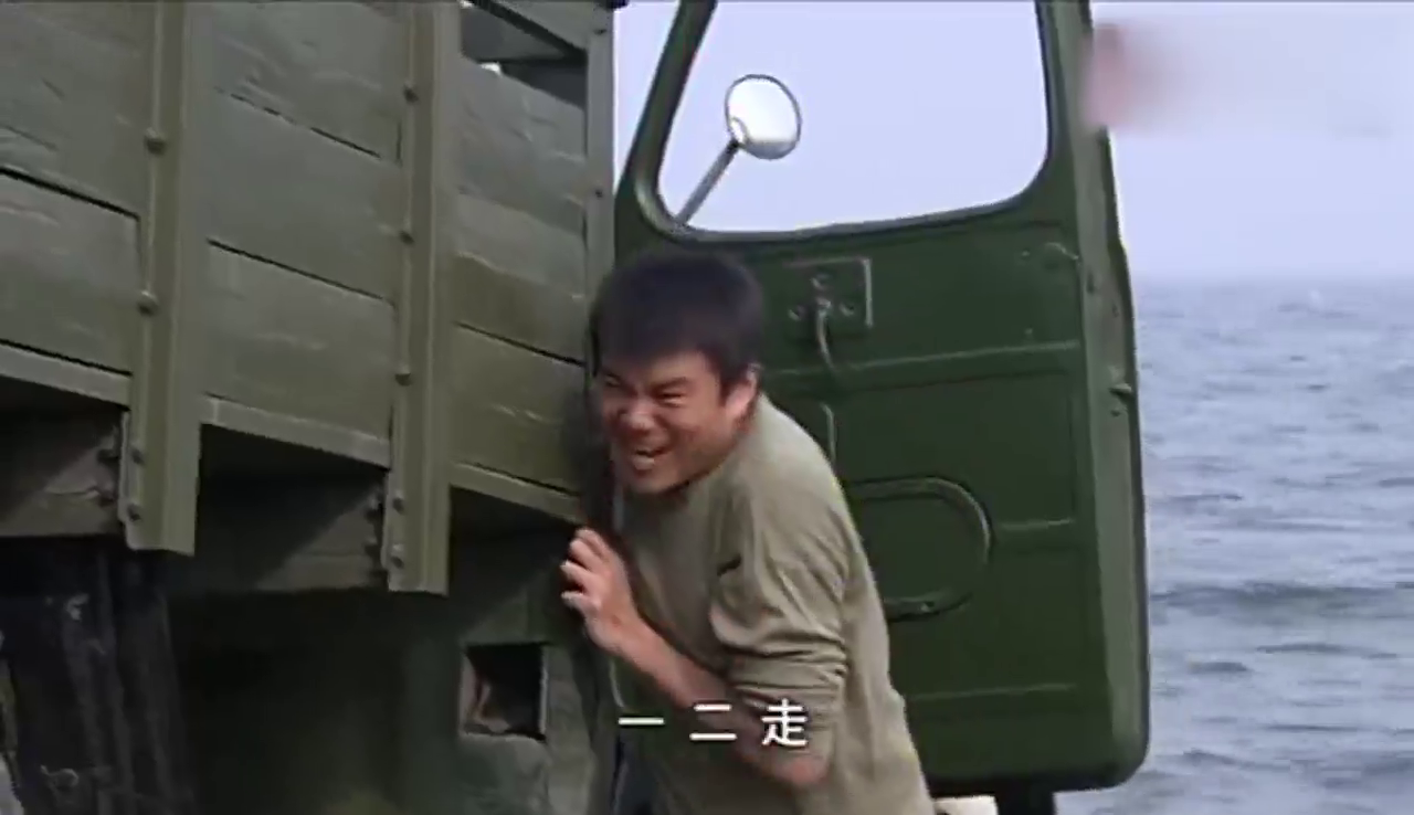 卡车陷进江里了，几个少年只会喊加油，结果连人带车都没了