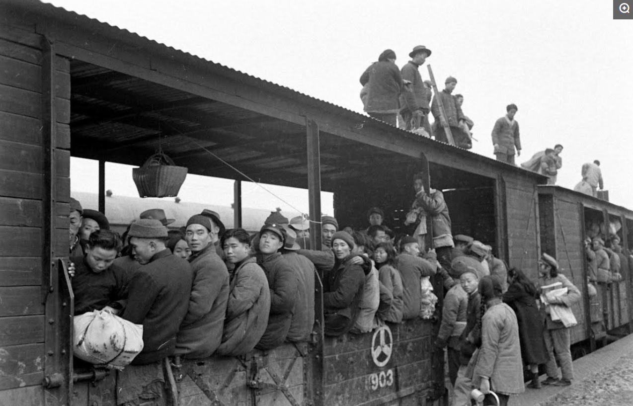 1949年老照片:万人拥挤坐火车,原来那时的中国火车也没门