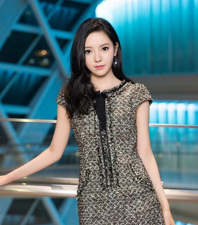 《旋风少女》曲光雅，怕是第一个有“丝袜腿”的人，鞋子都穿不住