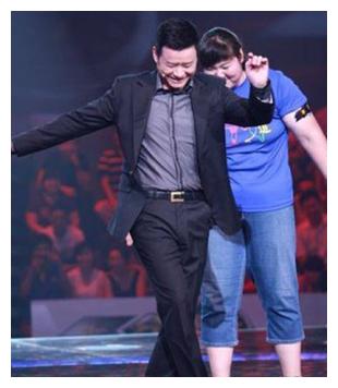 央视著名主持人李佳明，为何最近销声匿迹了呢？
