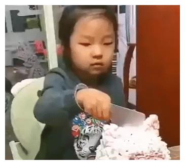 小女孩切生日蛋糕，却遭遇父母恶作剧，网友：最后这一笑太戳心了