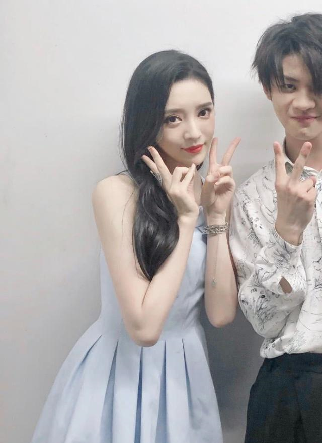 《旋风少女》曲光雅，怕是第一个有“丝袜腿”的人，鞋子都穿不住
