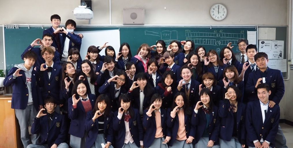 日本高中生,他们的校服看上去还是很好看的,女生的校服是裙子,男生的