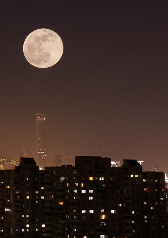 △ (二次曝光)1月21日,北京潘家园,城市上空的"超级月亮".