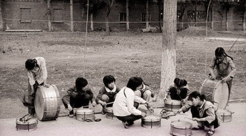 图为80年代练习乐器的学生,这在那个时代是非常超前的东西.