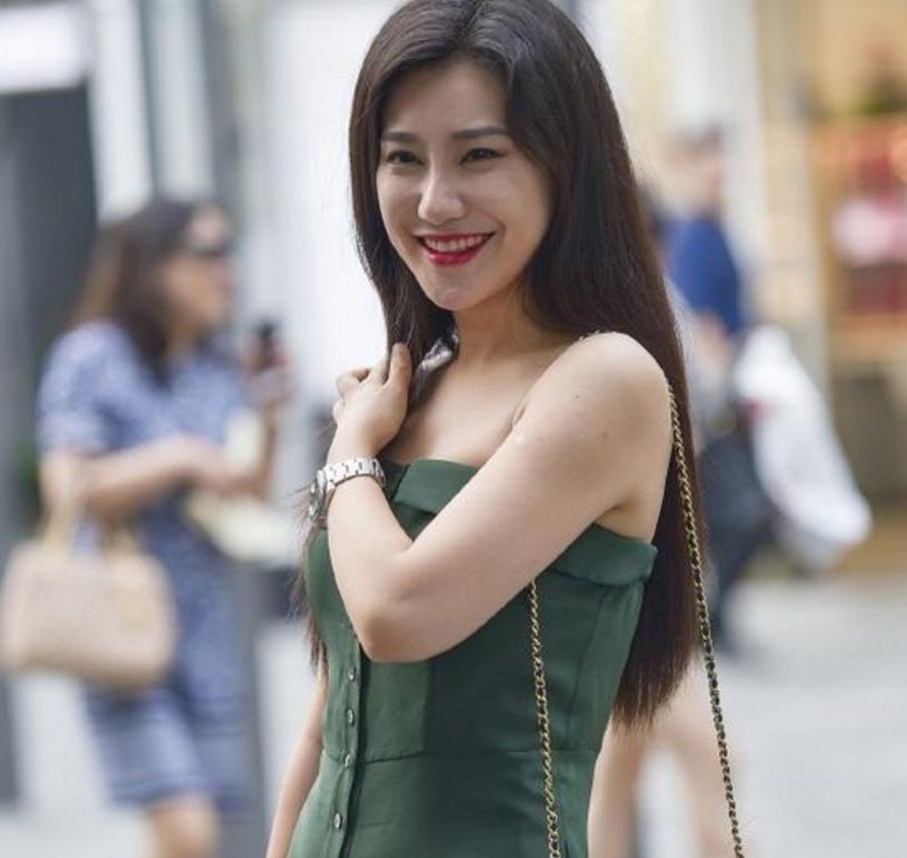 街拍:清凉夏日小姐姐,裙装来袭,美爆你的眼球