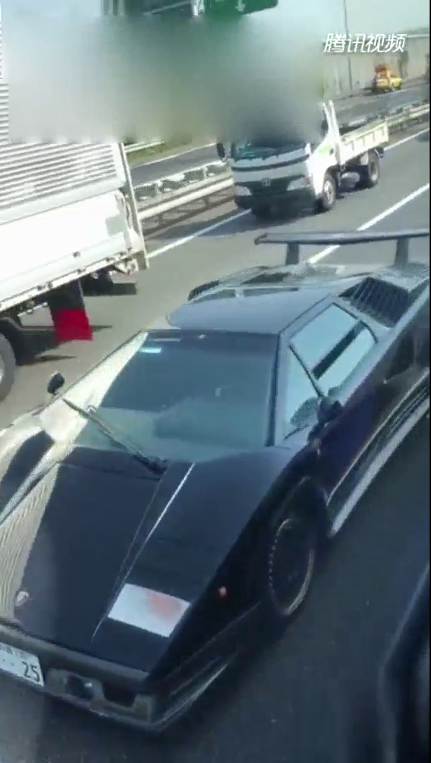 日本街头遇到的这辆车，这是哪款跑车？