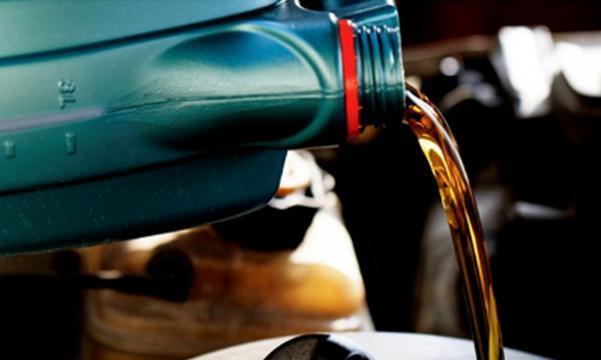 多数人养车只懂换机油，笨！这个孔一月一清，动力飙升不费油