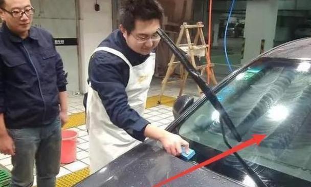 雨刮怎么越刮越模糊？修车师傅告诉你：简单一招，玻璃简直太清晰