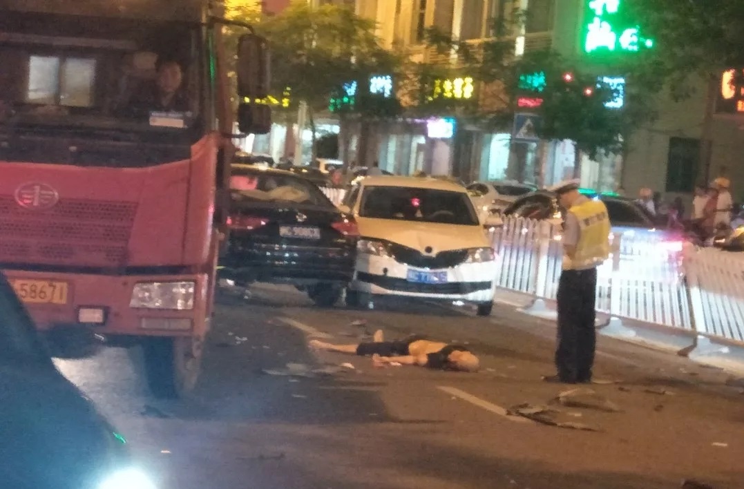 女司机又闯祸!福建一女子脚穿高跟鞋,油门当刹车踩,撞