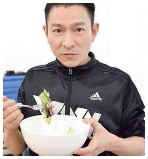 刘德华全家近照曝光，身家百亿，妻子和父母还是穿十几块的地