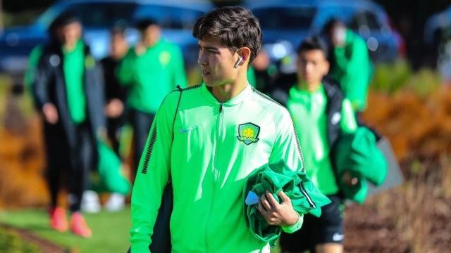 中国足球历史性时刻!首位归化球员正式比赛亮