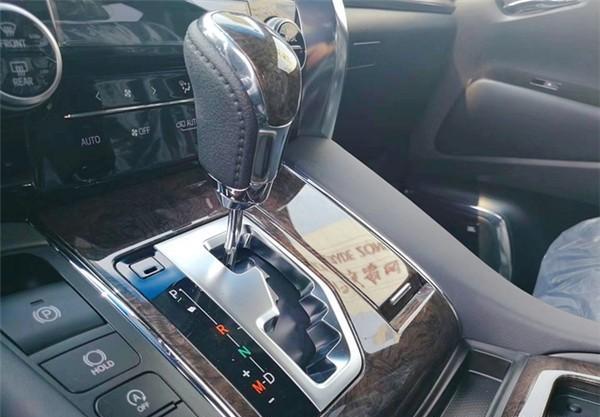 丰田埃尔法3.5L MPV商务之王 明星座驾 陆地“头等舱”