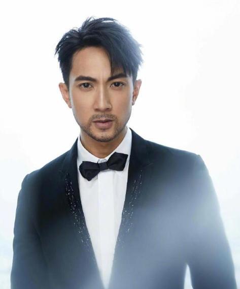 39岁吴尊一改之前鲜肉风，留着络腮胡登上庆典毫无违和感!