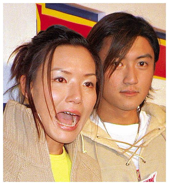 她酷爱姐弟恋，长相难看却是谢霆锋初恋，余文乐也曾爱过她