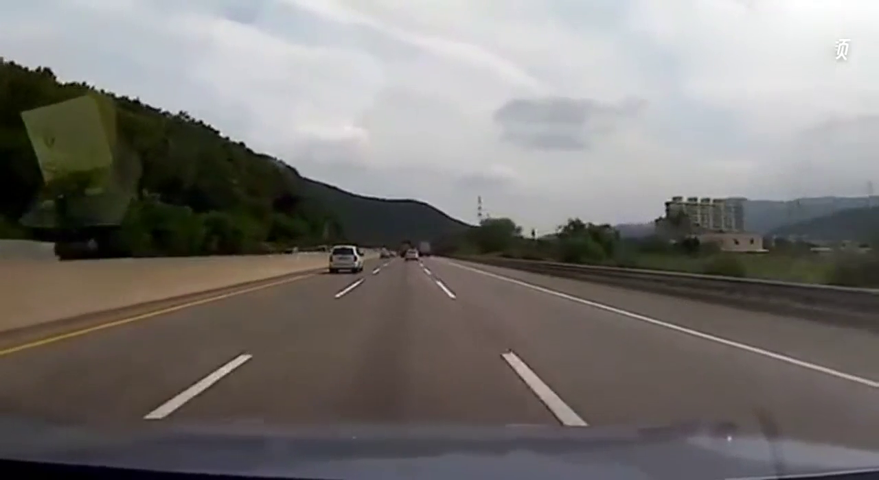 冲击力不小 小货被满载卡车撞到路沟里