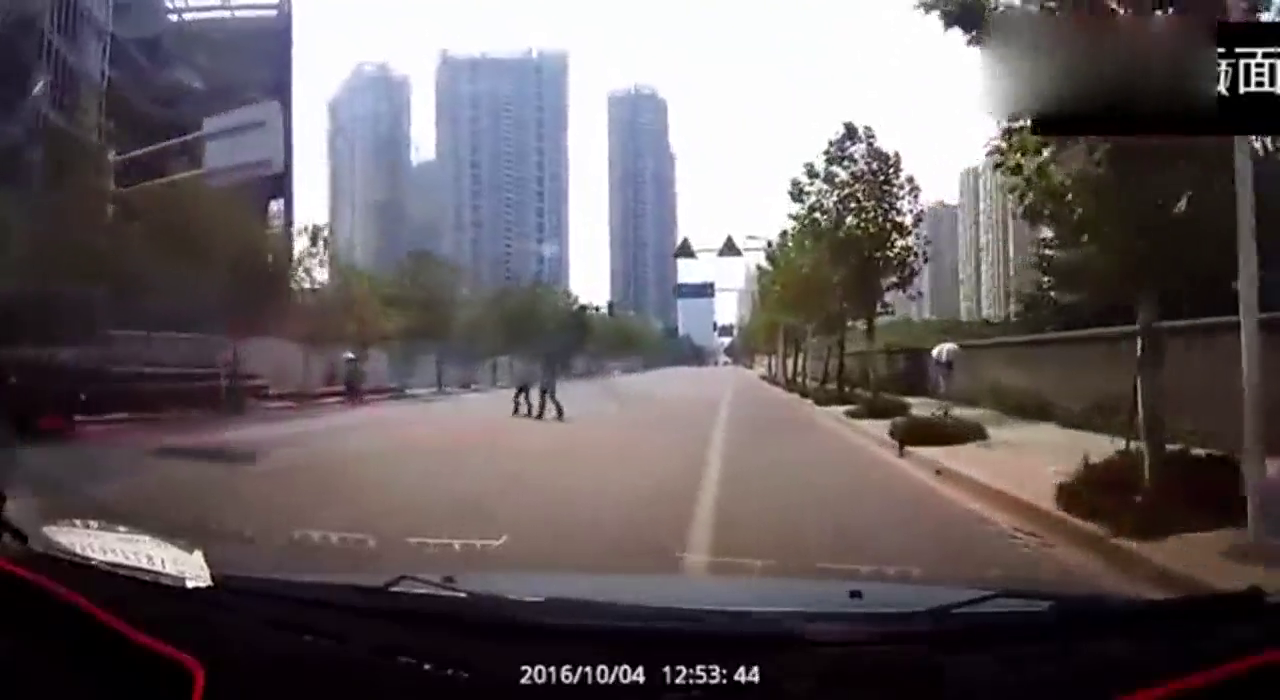 虽然出租车爱抢道，但你也不至于这么明显的撞他呀！