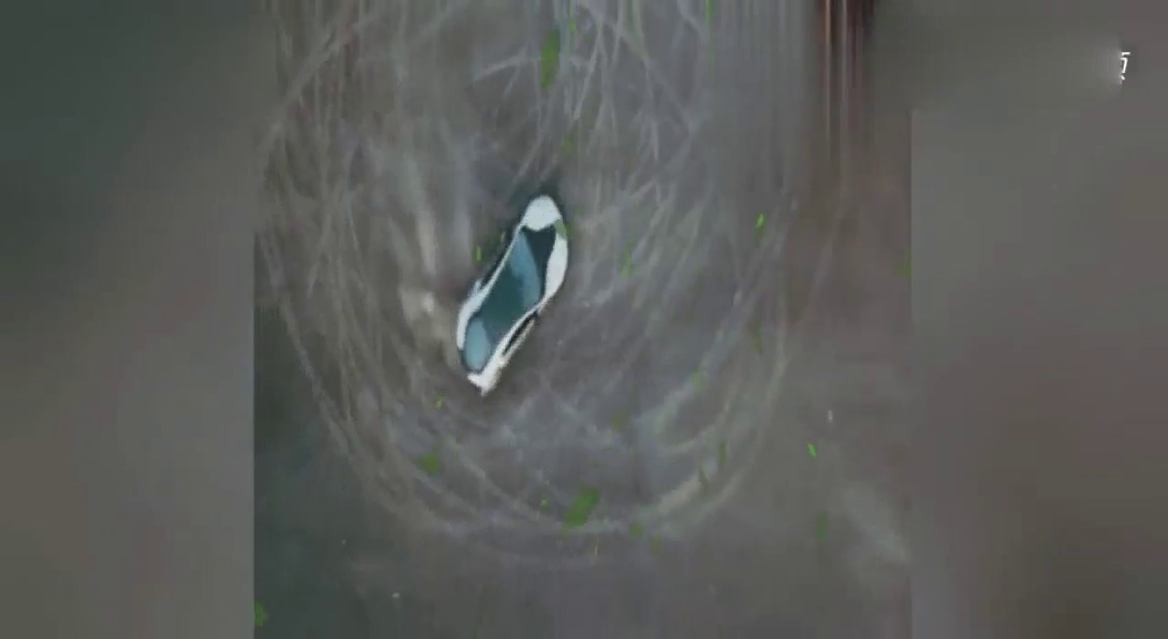 2018款宝马i8 Roadster直逼特斯拉跑车！