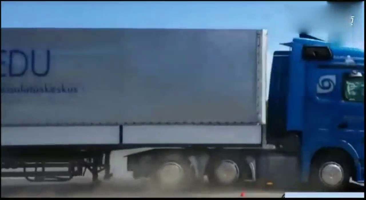 满载货物奔驰卡车开80速测试刹车系统，感受下有多牛