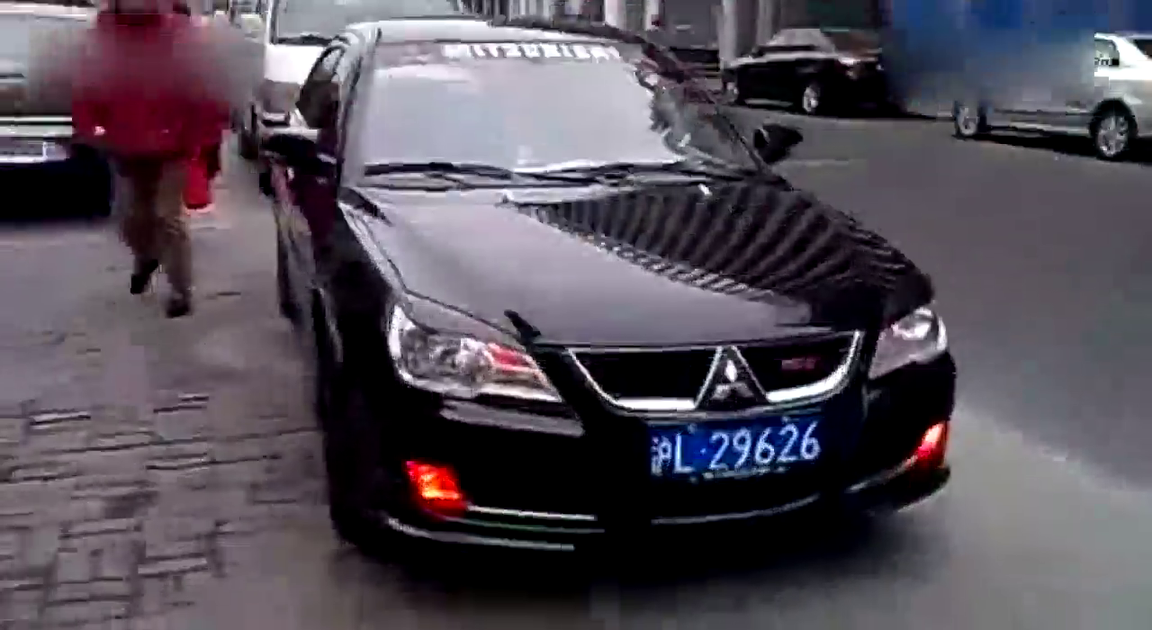 菱悦车主想要跑车声浪，不花钱直接对排气管做了这件事！