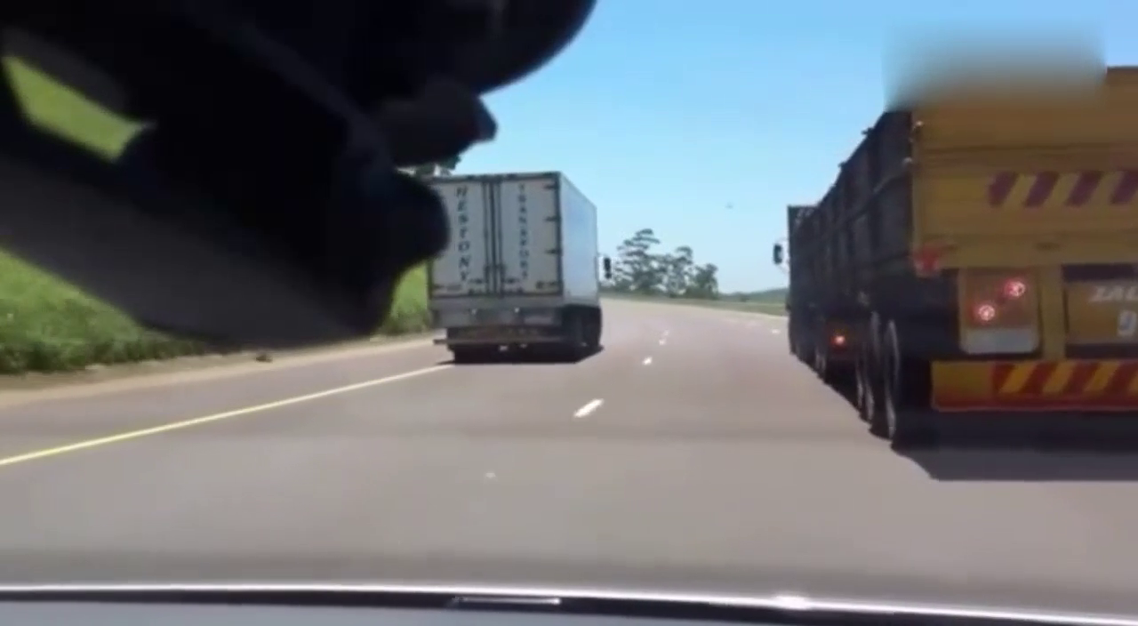 32吨的大卡车刹车失灵，结局让人出乎意料