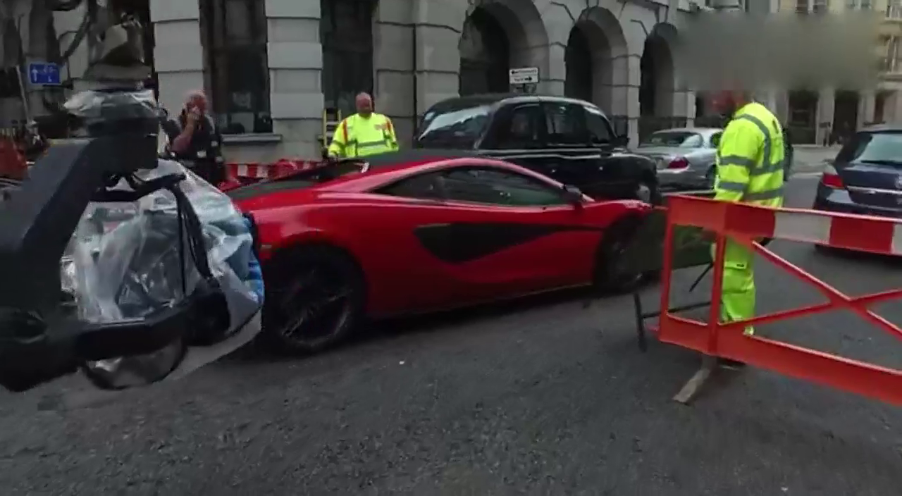 《变形金刚5》超级跑车追逐飙车，先随我们的镜头一睹为快吧！