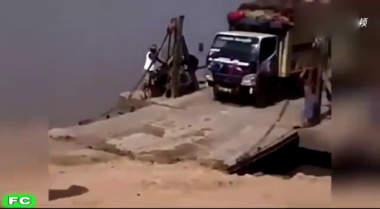 惊到了！开卡车的老司机，时刻上演乾坤大挪移！