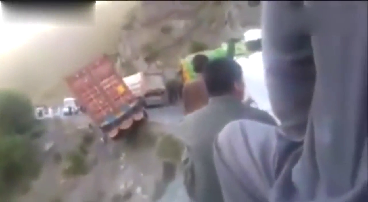 车身已掉入悬崖 卡车司机能否脱险？吃瓜群众很淡定