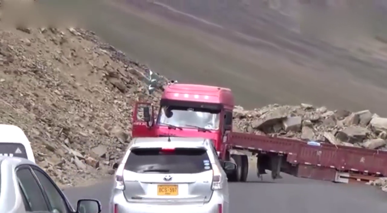 中国卡车在巴基斯坦被困，巴铁兄弟冒雨指挥脱困