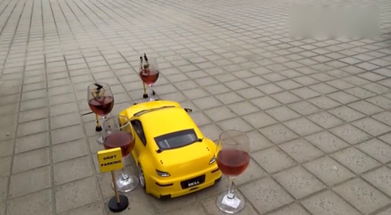 玩具跑车玩漂移，没个十年八年的估计玩不到这个地步