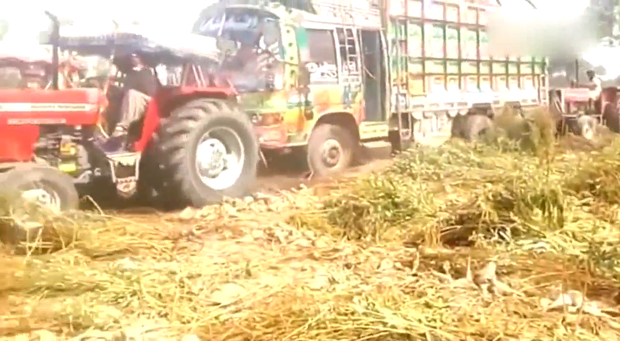 我也是醉了！印度卡车超载起来真厉害，5辆拖拉机一起上才拉得动