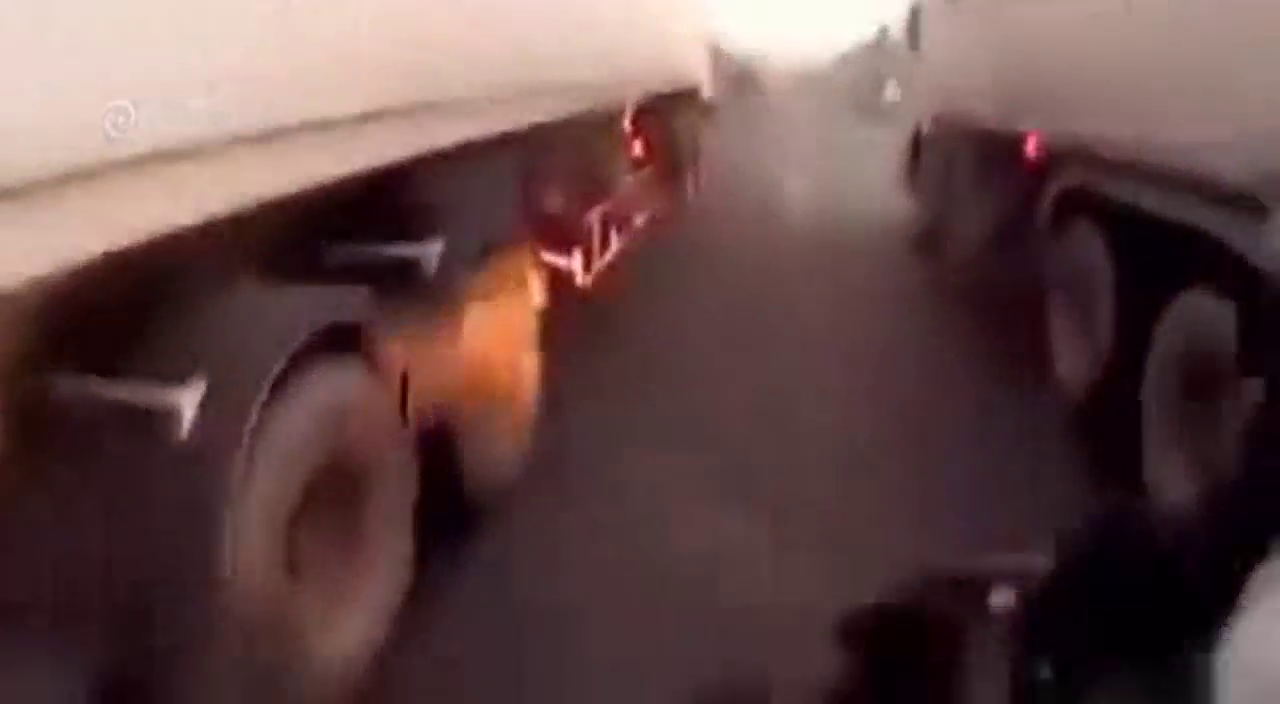 摩托车在两个大卡车夹缝间竟然没出事！