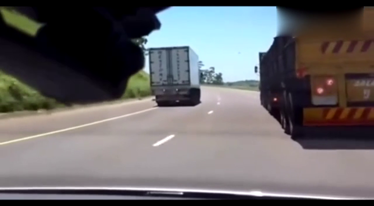重型卡车长下坡路，刹车失灵，一头冲向缓冲车道!