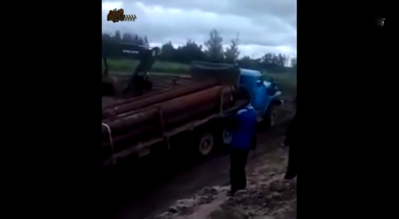 倒霉催的 满载钢管卡车上渡船发生意外