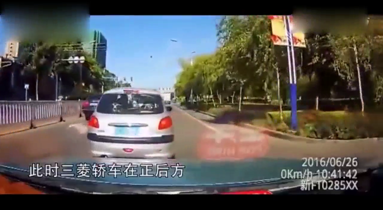 实拍出租车一分钟内被别8次 司机发怒加速猛撞小车