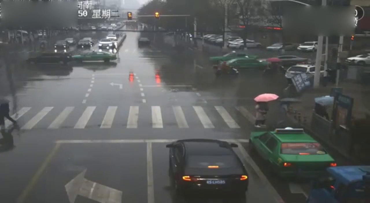 乱闯路口，女子骑电动车闯红灯被撞飞！