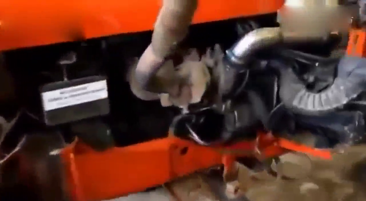 拖拉机改装跑车发动机，加速漂移向前冲