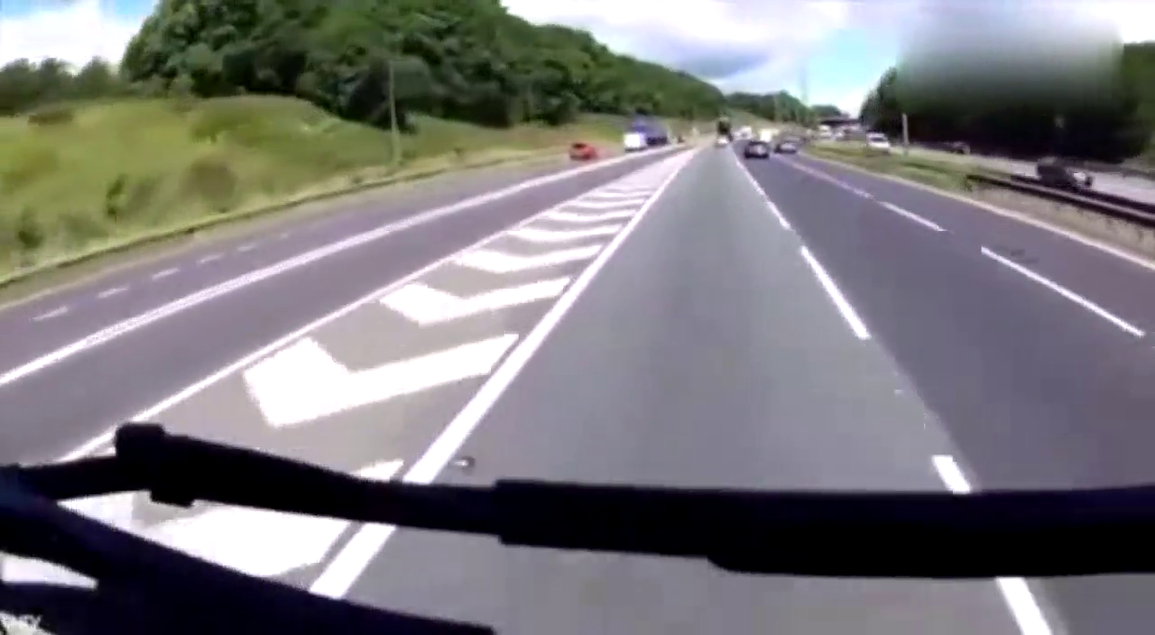 小车3次抢道40吨的重型卡车，大车司机被惹怒了