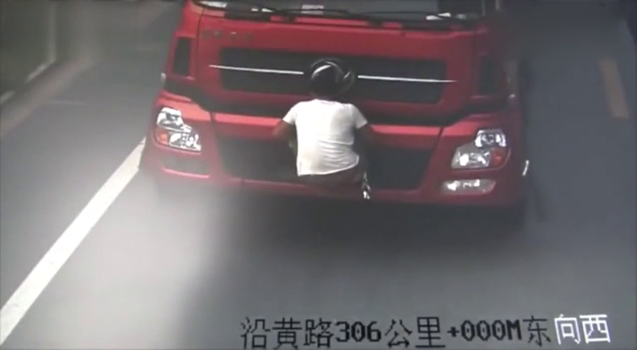 高速上竟然有男子抓住卡车头！什么情况