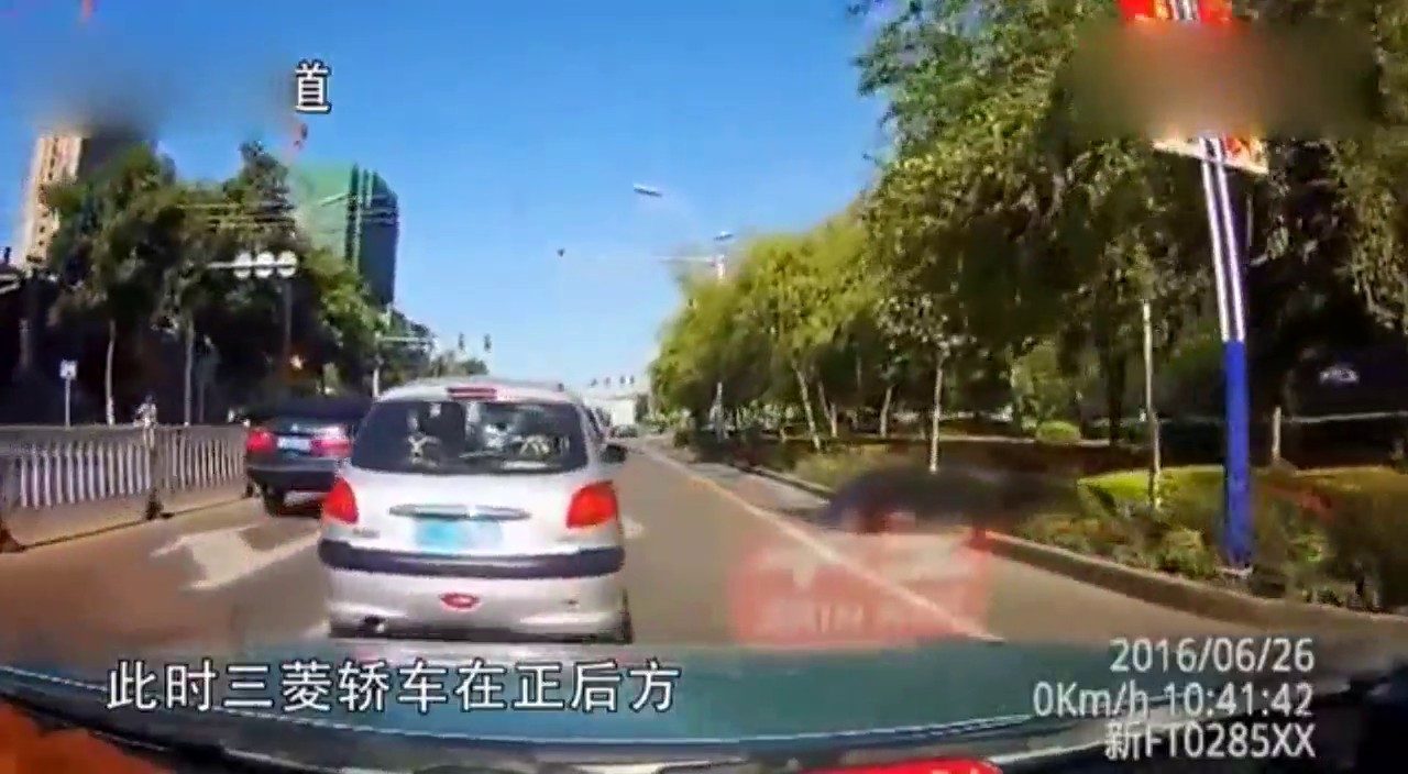 一分钟内被别8次 出租车猛撞缺德轿车