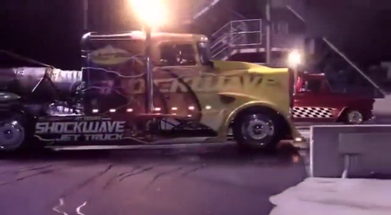 实拍爆改卡车头喷火起步，简直就是陆地火箭啊！