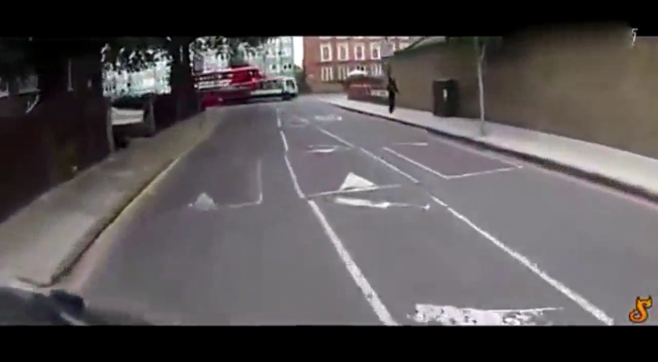 吓死人 卡车看不到摩托车 差点把人给压了