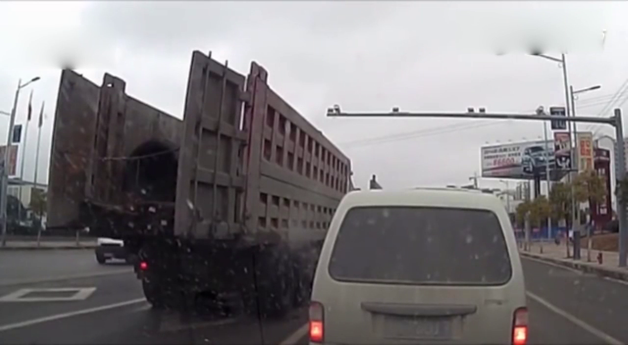 实拍一女司机把油门当刹车追尾大卡车的尾部，被大车卡住拖行