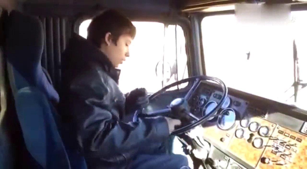 实拍：14岁男孩驾驶1987年生产的肯沃斯W900大卡车