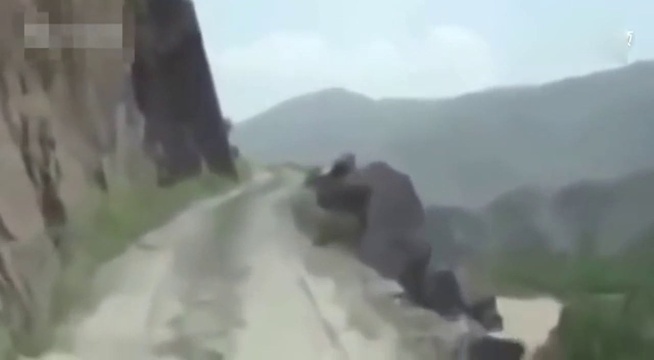 与卡车在山路相遇 没想到卡车这么做 轿车轻松过去