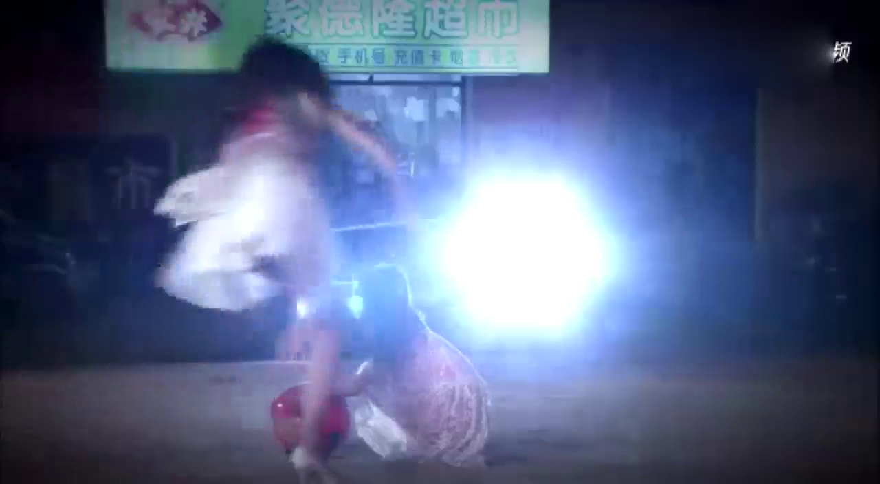 富二代炫跑车夜市险撞人，遭美女斥责想反驳，没想是弟弟老师