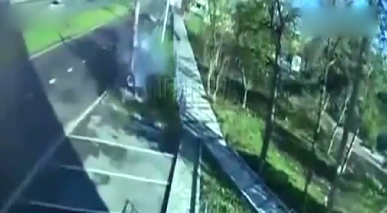 监控实拍：跑车170公里时速 撞上电线杆 瞬间化为碎片